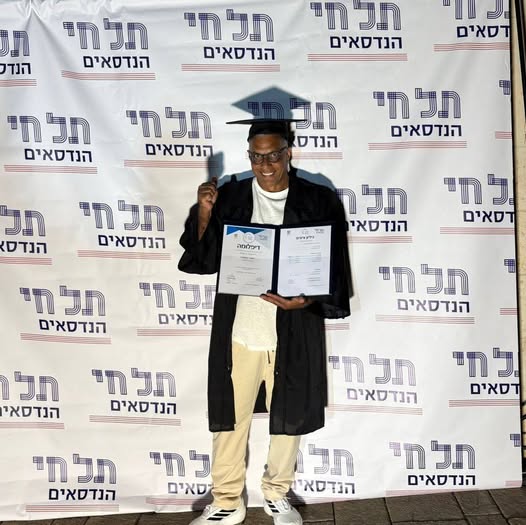 יניב חיימי שטרן מקבל את הדיפלומה שלו בתל חי הנדסאים